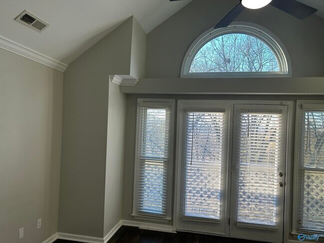 Building Photo - 2012 Fairway Hills Dr