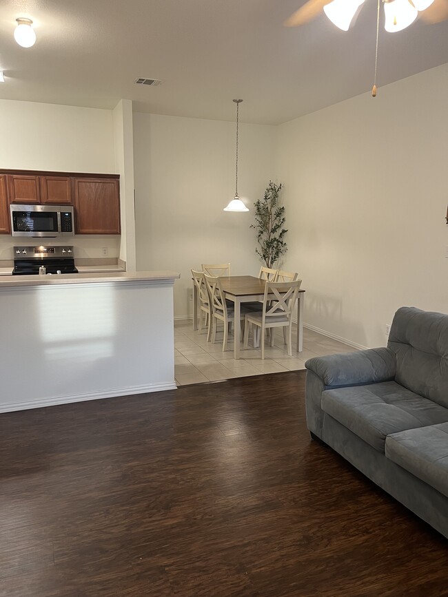 Building Photo - 208 Robin St