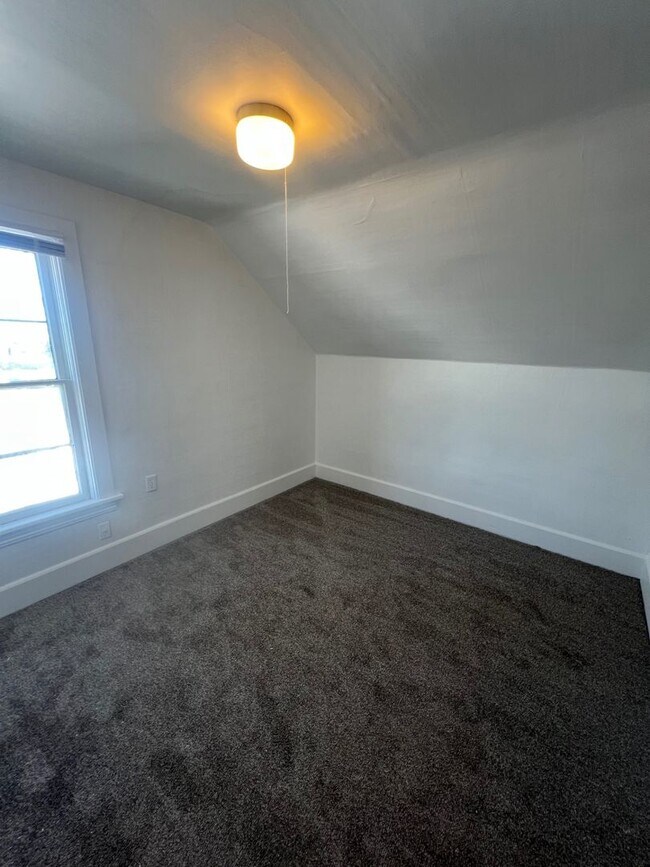 Building Photo - 4 Bedroom 2 Bath Single Family Home Available NOW!