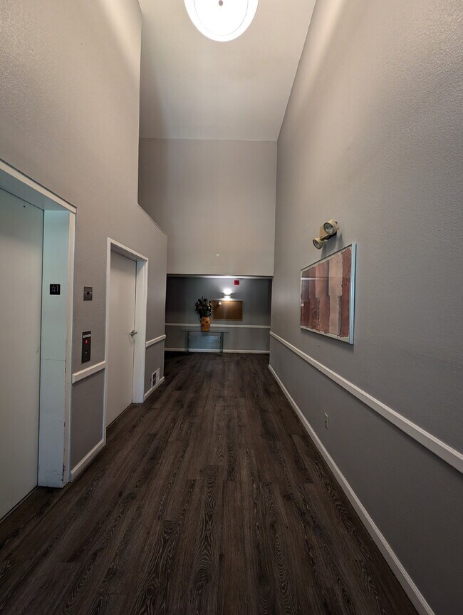 Building Photo - "Charming 2-Bed, 2-Bath Condo in Englewood...