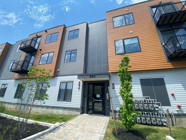 Building Photo - 345 Pleasant St