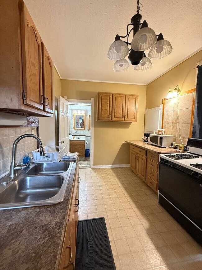 Building Photo - 1 Bed, 1 Bath Apartment, All Utilities Included - Short Term Lease Options Available!