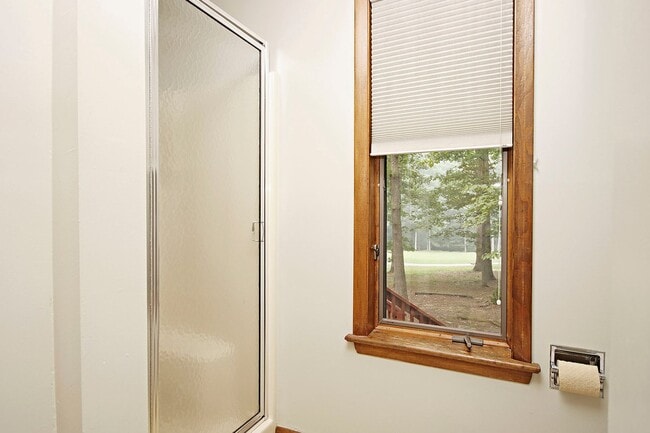 Building Photo - One-Level Living in Gated Lake Monticello