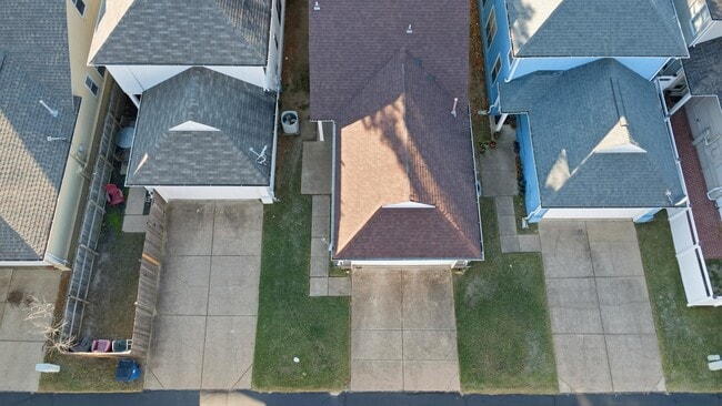 Building Photo - 1198 Island Pl E