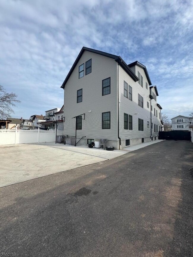 Building Photo - 528 Jefferson Ave