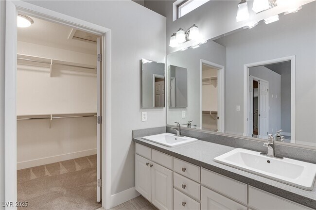 Building Photo - 20 Fantasia Ln
