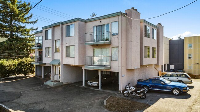Primary Photo - Spacious 1 Bedroom Apartment w/ Parking in...