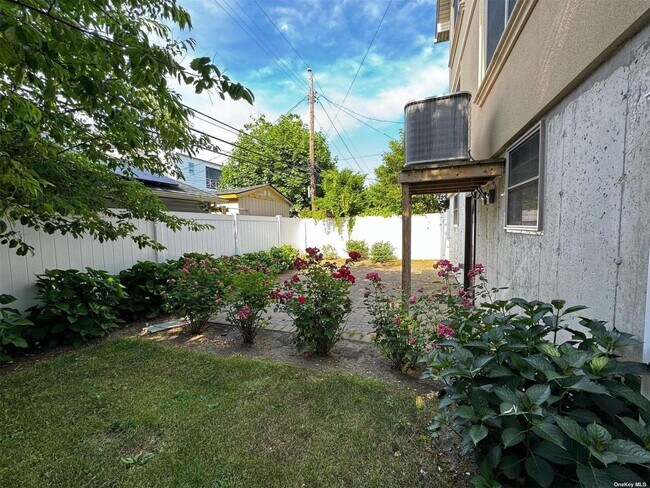 Building Photo - 621 E Olive St