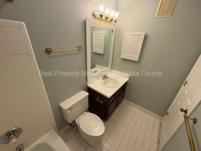 Building Photo - 700 Bishops Park Dr