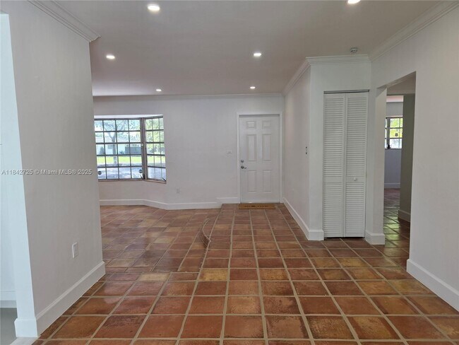 Building Photo - 13920 Kendale Lakes Blvd