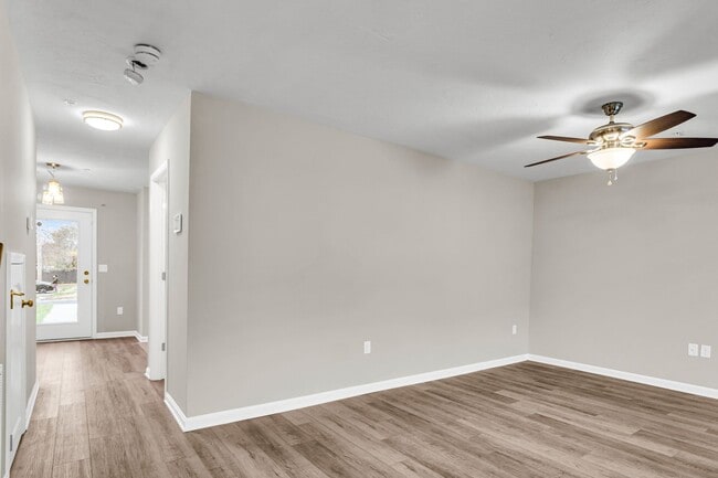 Building Photo - Beautiful 3 bedroom, 2.5 bath townhouse available!