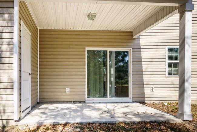 Building Photo - Three Bedroom Townhome