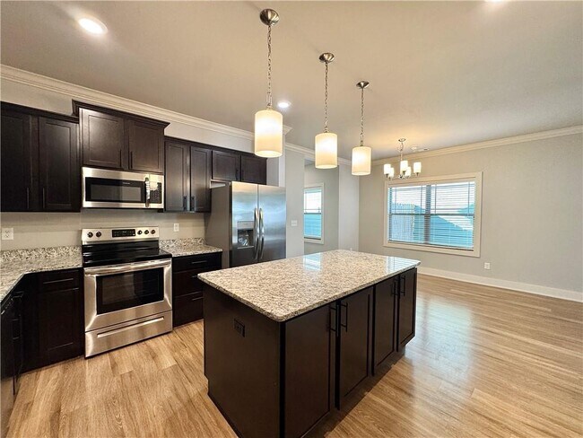 Building Photo - 700 NE Hts Ln