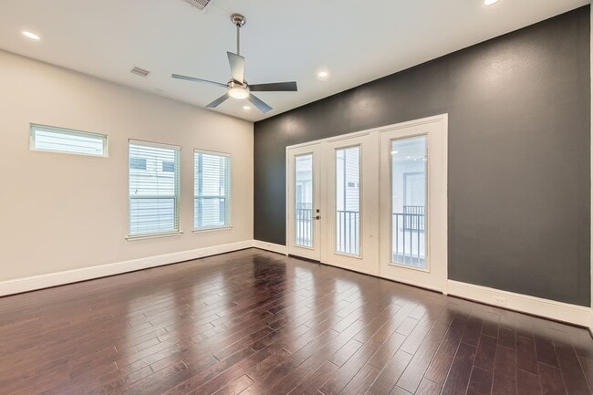 Building Photo - 407 N Nagle St
