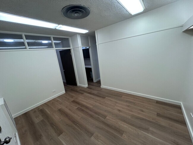 Building Photo - Prime Office Space for Rent in the Kaimuki Professional Building