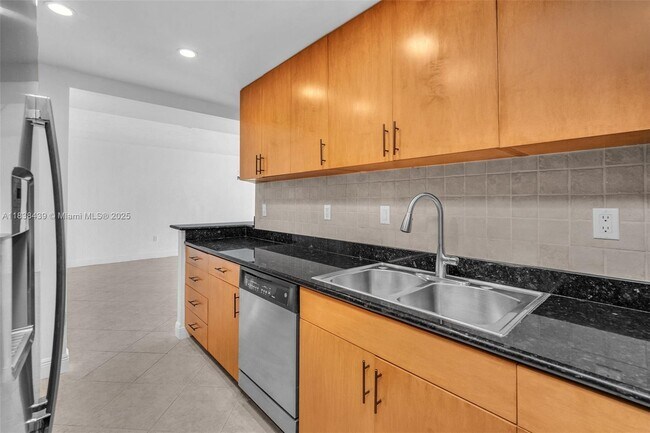Building Photo - 10350 W Bay Harbor Dr