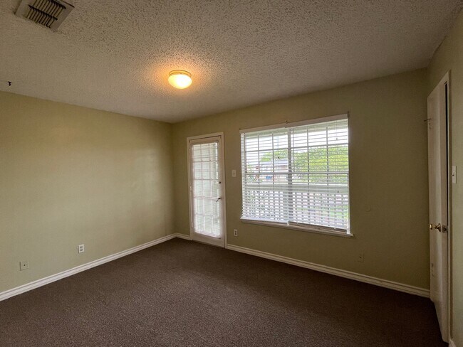 Building Photo - Southside Townhome