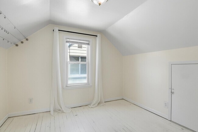 Building Photo - 3432 Woodside St