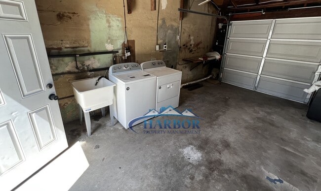 Building Photo - Spacious 3-Bedroom 1.5 Bath with a Large B...