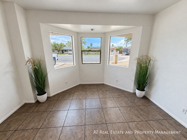 Building Photo - 4528 W Palm Ln