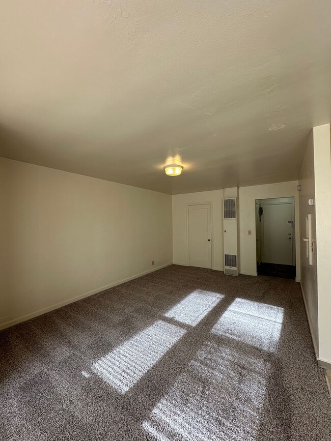 Building Photo - Charmholm