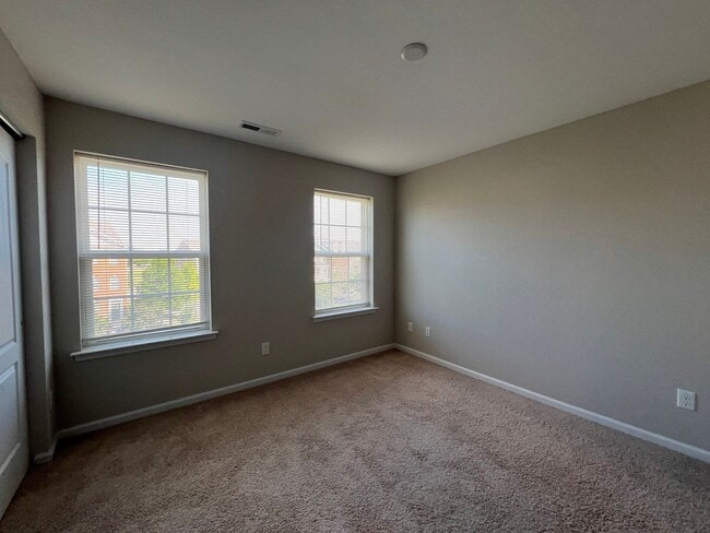 Building Photo - Welcome home - Trilevel H20 Townhome!