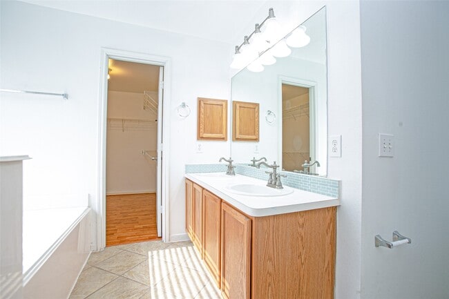Building Photo - 17627 S Summit Canyon Dr