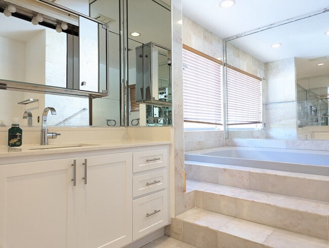 Building Photo - 2945 SW 18th St