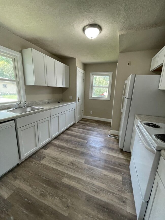 Building Photo - Remodeled 3 Bedroom , 1 Bath Home!
