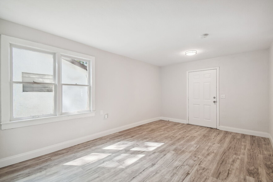 Building Photo - 5710 Kenwood Ave