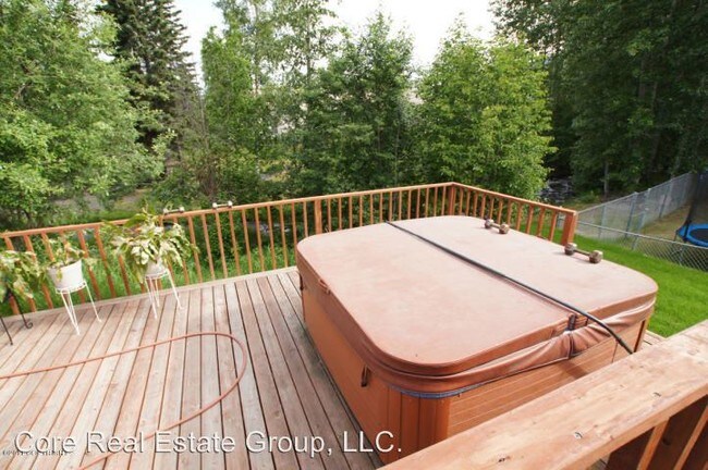Building Photo - 17049 Meadow Creek Dr