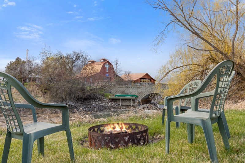 Building Photo - 670 Riverside Rd