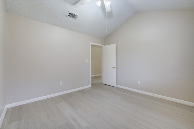 Building Photo - 212 Quaker Dr