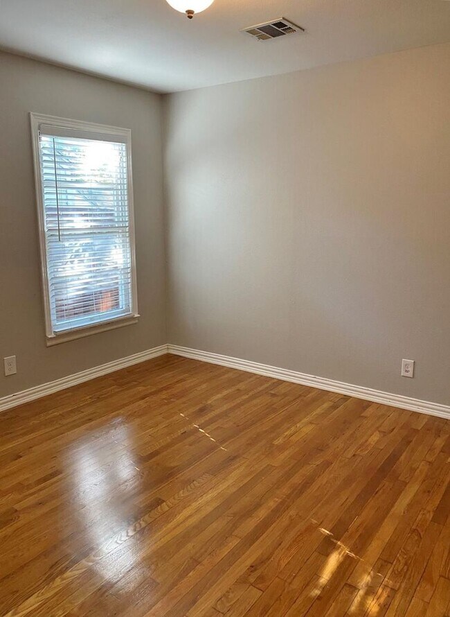 Building Photo - 3 BED/2BATH BUNGALOW IN ARLINGTON HEIGHTS!