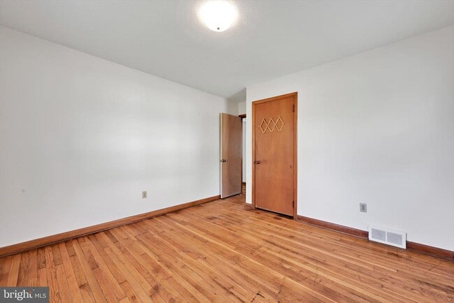 Building Photo - 27 Roselle Ave