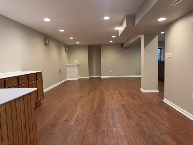 Building Photo - 552 Fairfax Ln