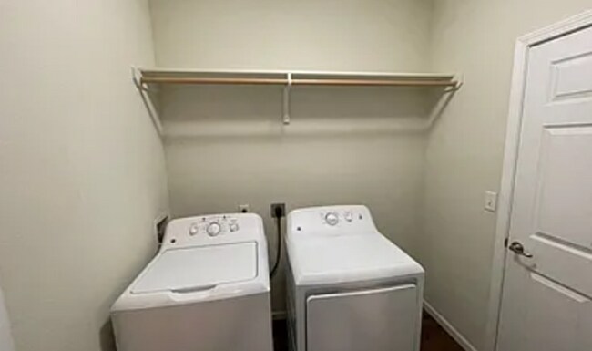 Building Photo - Modern 3 Bedroom / 2 Bath – 2 Blocks from K-State | Newer Construction