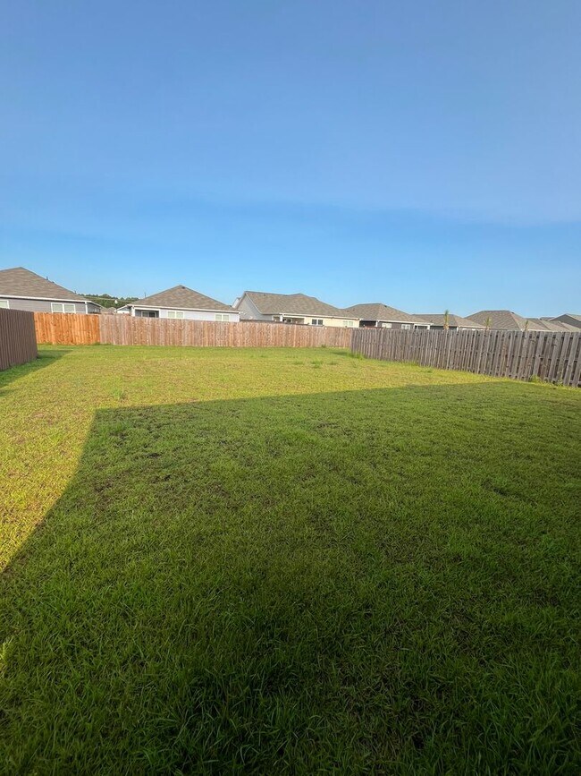 Building Photo - Discover a well-appointed 3-bedroom, 2-bath home in Leland, NC