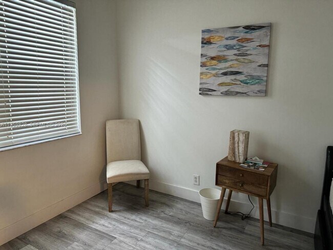 Building Photo - 20 Key W Ct