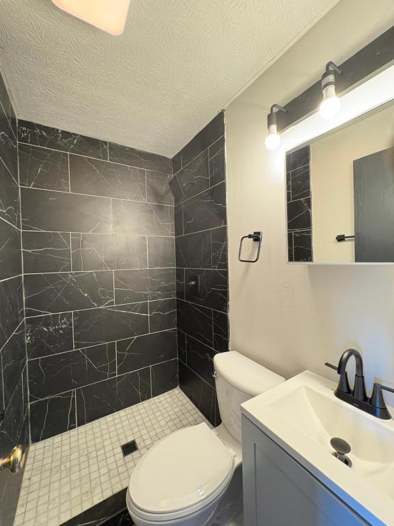 Building Photo - 128 W 9th Ave