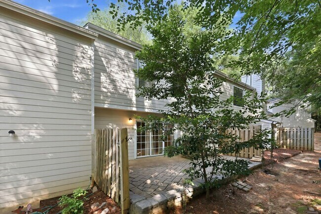 Building Photo - Modern 3BD, 2.5BA North Raleigh Townhome with Upgrades in a Prime Location Near Top Shopping, Din...