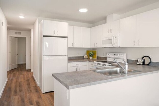 Building Photo - 4 bed 2 bath 1008 Sq Ft, Modern Single Fam...