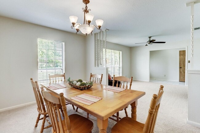 Building Photo - Spacious home on 1/3 of an acre w/ BONUS F...