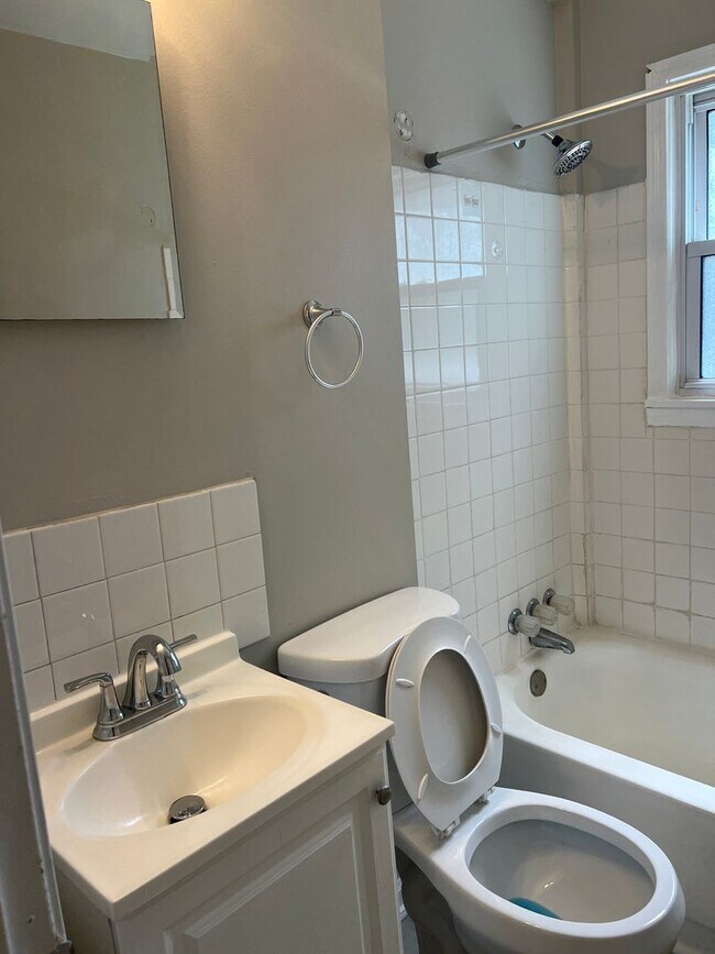 Building Photo - A beautiful newly renovated 3 Bed, 1 full ...