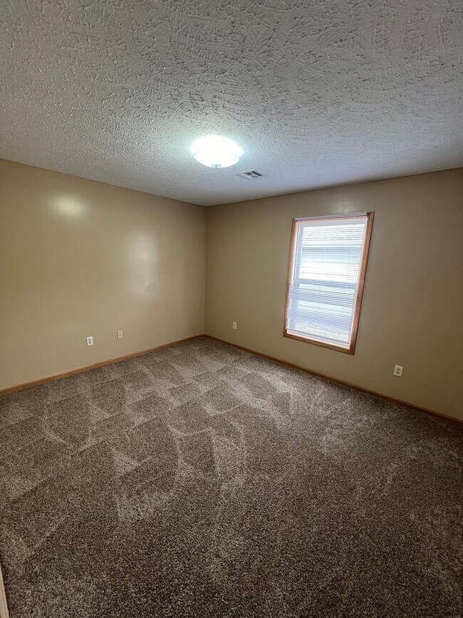 Building Photo - 222-222 W Home St