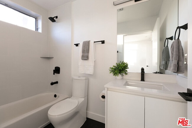 Building Photo - 423 S Wilton Pl