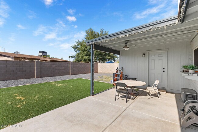 Building Photo - 4716 W Christy Dr