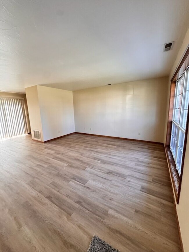 Building Photo - NEW LISTING 2 bed duplex in Albion, IN!