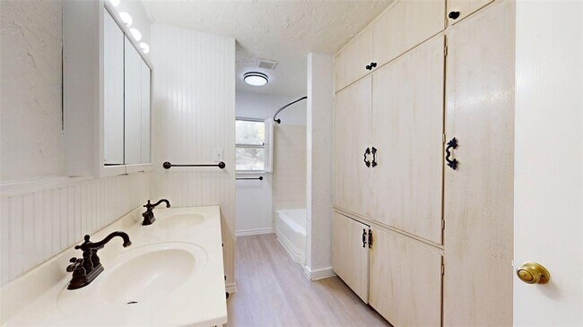 Building Photo - 911 E North Ave