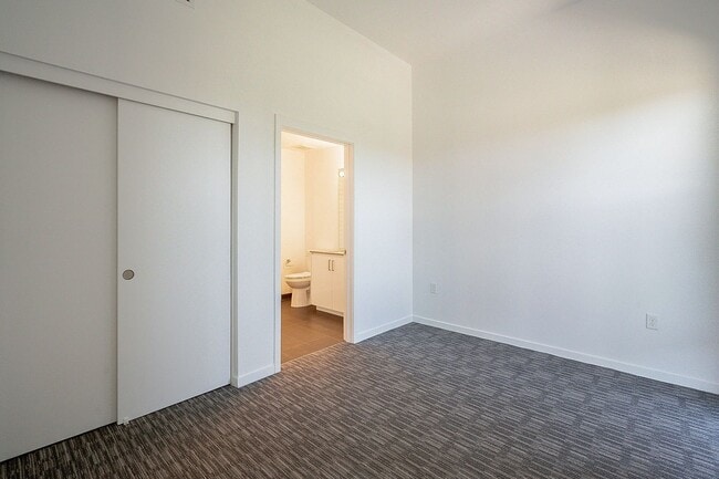 Building Photo - Live the Downtown Life! 2 Bedrooms!